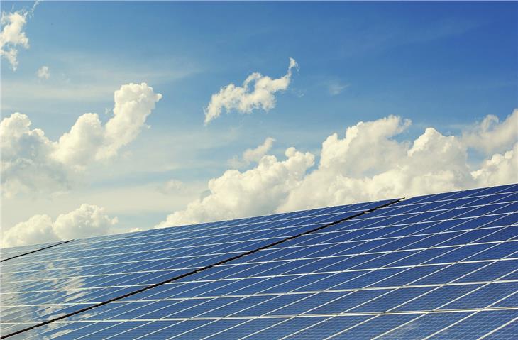 Gemeinden haben Vorbildfunktion. Für die Installation von Photovoltaikanlagen auf Gebäuden der Gemeinde gibt es finanzielle Zuschüsse. (Foto: Pixabay)