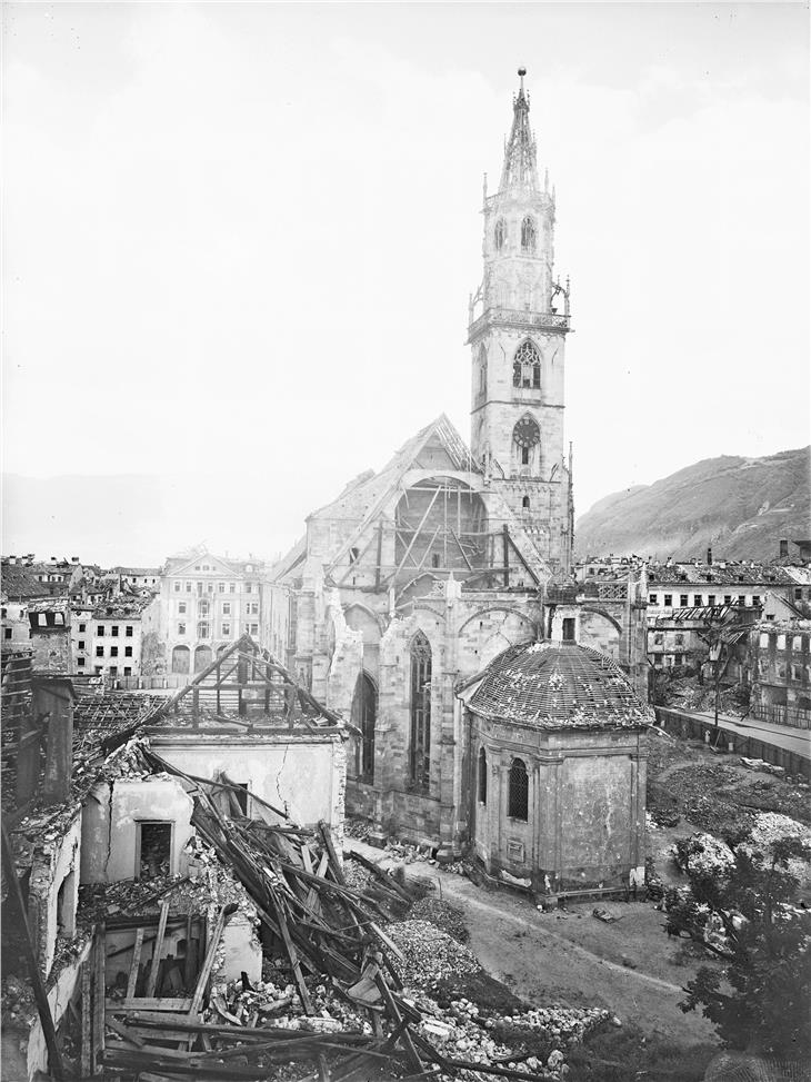 Eine eindrucksvolle Darstellung aus der virtuellen TAP-Ausstellung: Der durch Bomben zerstörte Bozner Dom im Jahr 1945. (Foto: Fotostudio Waldmüller)