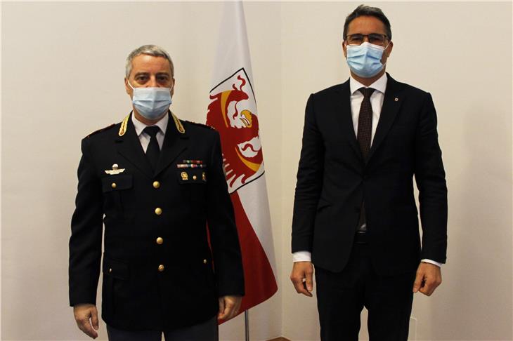 Antrittsbesuch des neuen Kommandanten der Straßenpolizei: Mauro Fabozzi (l.) mit LH Arno Kompatscher (Foto: LPA/Michele Bolognini)