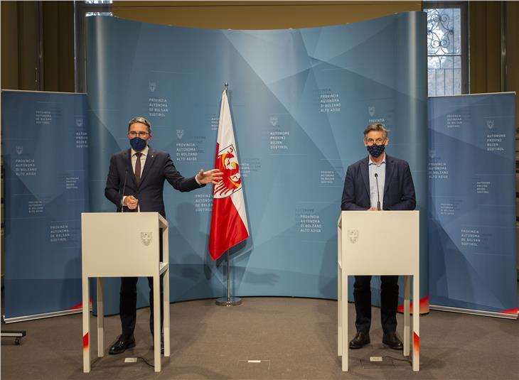 Die Situation werde genau im Auge behalten und mit Experten werden Indikatoren für eventuelle strengere Maßnahmen festgelegt, so LH Kompatscher und LR Widmann. (Foto: LPA/Fabio Brucculeri)