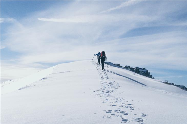 Unter Beachtung der Corona-Schutzbestimmungen läuft in diesem Jahr die dreijährige Bergführer-Grundausbildung an. Zur Eignungsprüfung können sich Alpinisten bis zum 25. Jänner 2021 anmelden. (Foto: Unsplash)