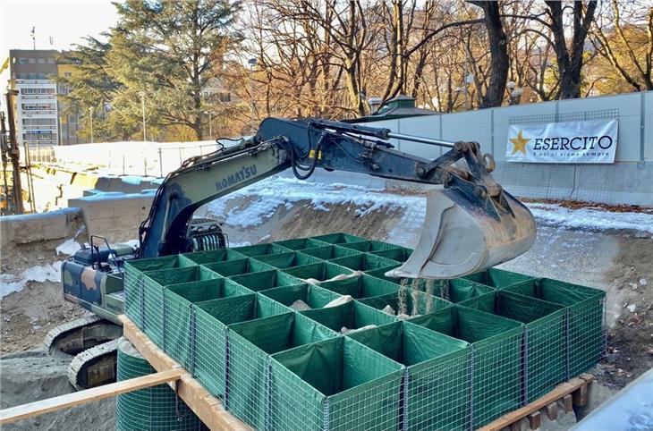 Die Sprengstoffexperten des zweiten Regiments der Sturmpioniere Trient haben um die Bombe einen Schutzwall errichtet. (Foto: Feuerwerker des Heeres/Esercito Italiano - Comando Truppe Alpine)