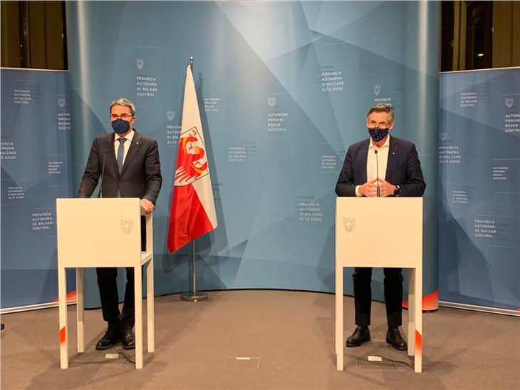 Wollen in Rom eine Neubewertung der Einstufungskriterien für die "Rote Zone" erreichen: LH Kompatscher (l.) und LR Widmann in der heutigen (15. Jänner) Pressekonferenz nach Sitzung der Landesregierung. (Foto: LPA/GNews)