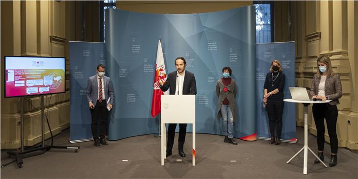 Landesrat Achammer bei der heutigen Vorstellung des Strategiedokuments zur Aktiven Arbeitsmarktpolitik (Foto: LPA/Fabio Brucculeri)