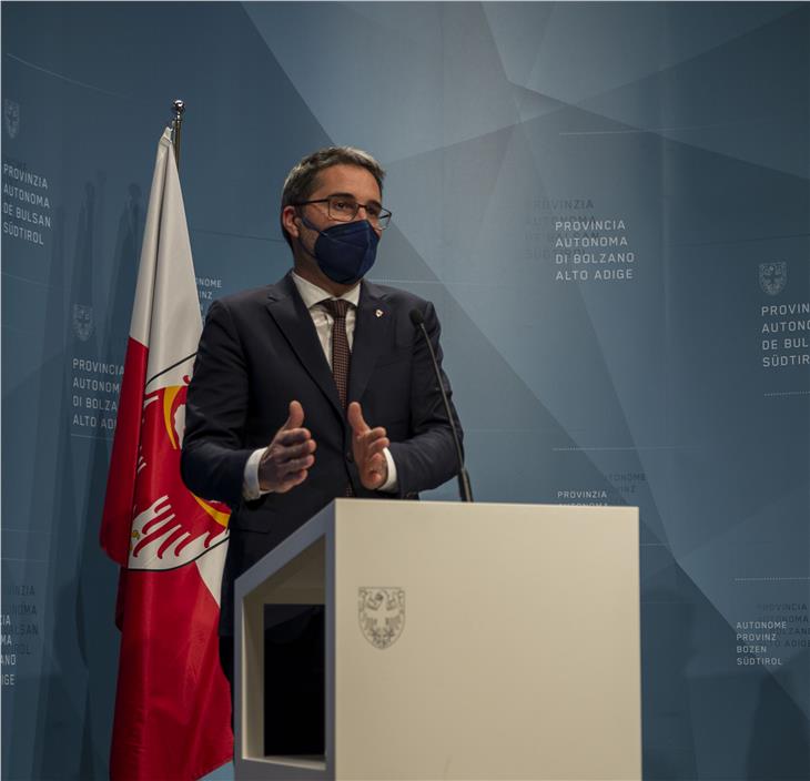 LH Kompatscher berichtete heute nach der Regierungssitzung über die Entwicklungen im Zusammenhang mit der Corona-Lage. (Foto: LPA/Brucculeri)