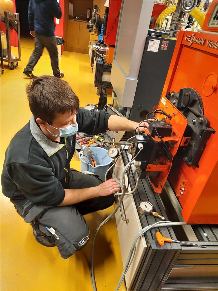 Job Alex beim Einstellen eines Ölbrenners (Foto: LBS Zuegg)
