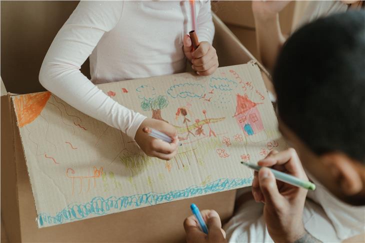 Familien, die unerwartet und plötzlich ohne eine Wohnung dastehen, brauchen schnelle Hilfe - dies soll durch eine stärkere Vernetzung der unterschiedlichen Dienste verbessert werden. (Foto: Pexels)