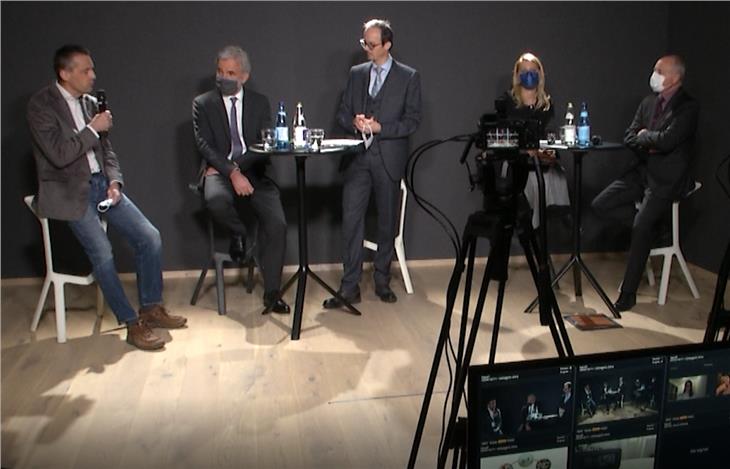 Blick ins Studio mit (v.l.) Gauly, Schuler, Steinegger, Bauhofer, Tiefenthaler: Über 700 Südtirolerinnen und Südtirol diskutierten mit ihnen und 3 Online-Gästen über die Zukunft der Landwirtschaft. (Foto: LPA)