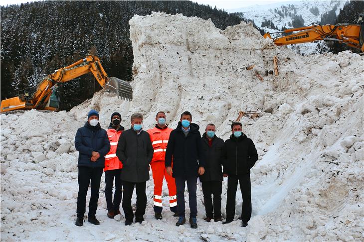 Lokalaugenschein für den Bau einer neuen Lawinenschutzgalerie bei Weissenbach im Sarntal: (v.l.) Valentino Pagani, Marco Losso, Franz Locher, Michael Unterweger, Daniel Alfreider, Josef Mair und Christian Albert Reichsigl (Foto: LPA/Roman Clara)