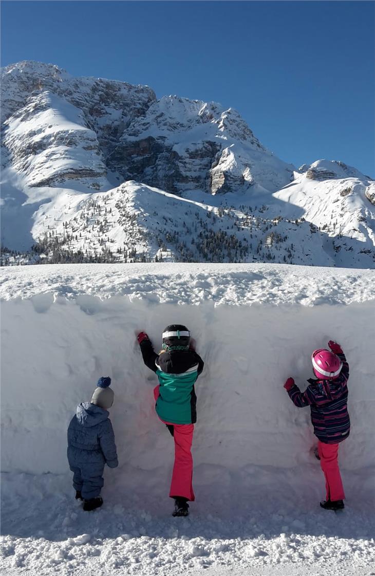 Winter auf Rekordkurs: An den außerordentlichen Schneemengen erfreuten sich auch diese drei Geschwister am 4. Jänner auf der Plätzwiese, dem Hochplateau im Pragser Tal. (Foto: LPA/privat)