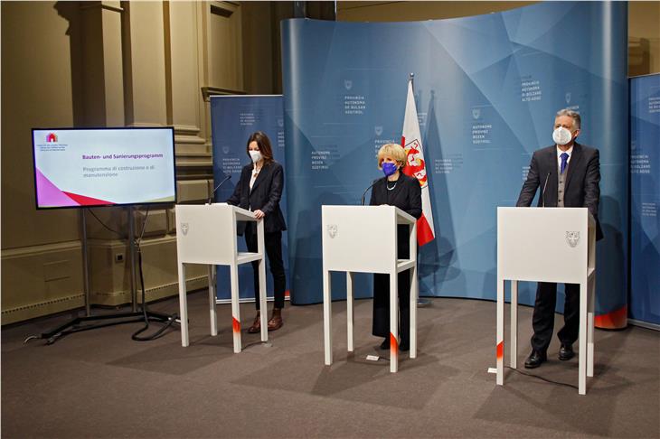 Präsidentin Francesca Tosolini, Landesrätin Waltraud Deeg und Gianfranco Minotti von der Abteilung Technische Dienste des Wobi (v.l.) stellten das Bauten- und Sanierungsprogramm des Wobi vor. (Foto: LPA/Greta Stuefer)