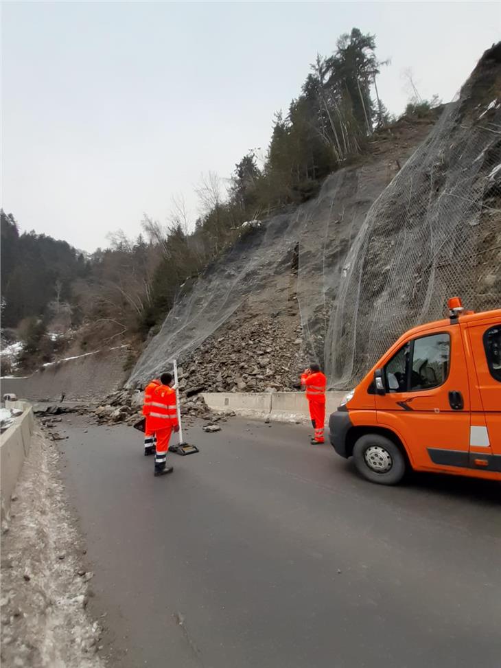 Die Sicherungsarbeiten nach dem Steinschlag auf der Staatsstraße nach Gröden laufen. Der Verkehr wird umgeleitet, denn die Straße ist bis 12. Februar zu. (Foto: LPA/Straßendienst)