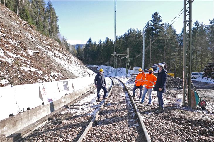 LR Alfreider (vorne) im Gespräch mit den Technikern von RFI und STA-Präsident Ausserdorfer: "Sicherheit hat immer Priorität." (Foto: LPA/Ingo Dejaco)