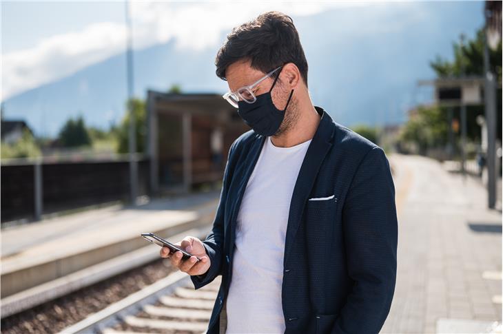 Ein Blick aufs Handy genügt: Die Push-Meldungen der App und der Webseite südtirolmobil informieren schnell und genau, ob Zug oder Bus pünktlich sind. (Foto: LPA/STA/Eder).