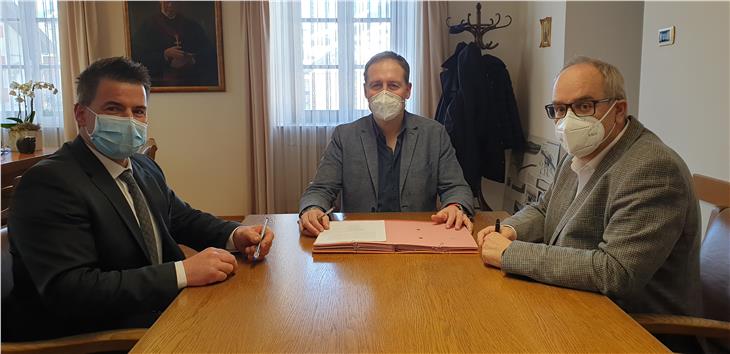 Landesrat Bessone (Mitte) bei der Vertragsunterzeichnung mit den Bürgermeistern Klaus Rainer (ganz rechts) und Thomas Summerer (Foto: LPA)
