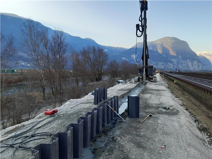 An der Ufermauer orographisch rechts der Etsch zwischen Kurtinig und Salurn hat das Landesamt für Wildbachverbauung Süd mit den Arbeiten zur Verstärkung des Hochwasserschutzes angefangen. (Foto: LPA/Amt Wildbachverbauung Süd)