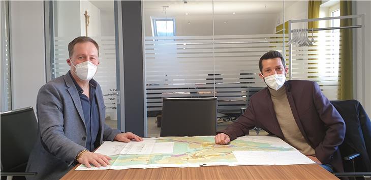 Ein Teil des Areals der ehemaligen Cesare-Battisti-Kaserne geht an die Gemeinde Welsberg-Taisten über: LR Bessone (l.) hat Bürgermeister Dominik Oberstaller (r.) die Grundparzellen übergeben. (Foto: LPA/Anna Pitarelli)