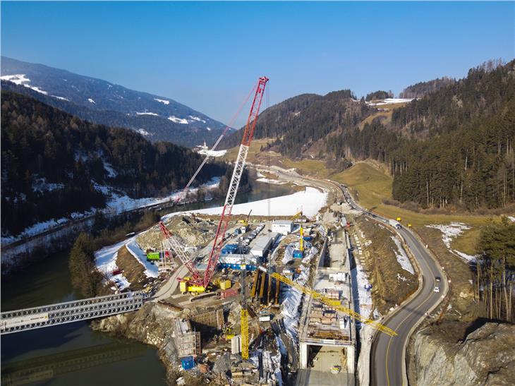 Fast 90 Meter hoch und 300 Tonnen schwer ist der Kran mit dem in diesen Tagen die längsten Stahlträger der Brücke  für die neue Einfahrt ins Gadertal angebracht werden. (Foto: Strabag)