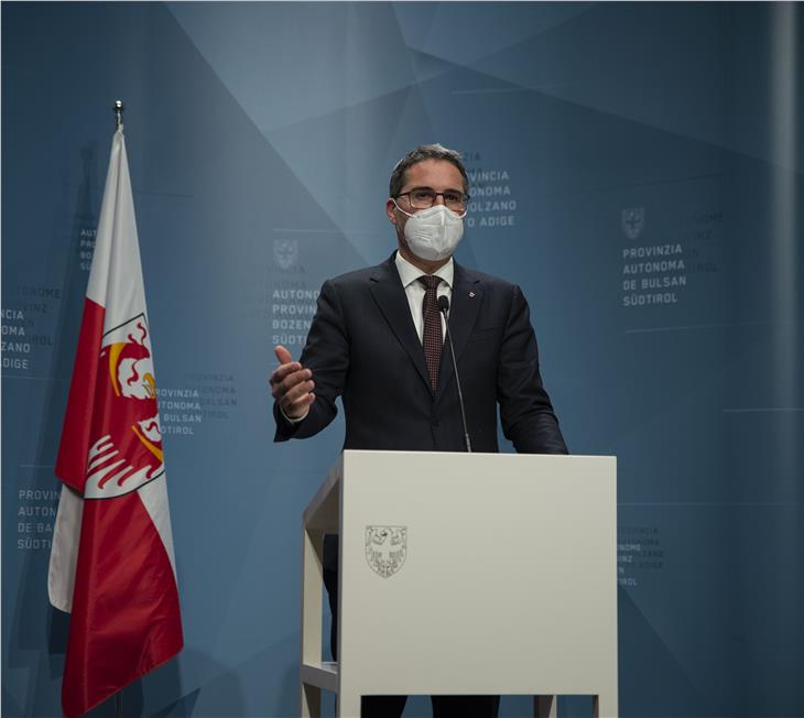 Über die Neuauflage des Einvernehmens mit den Banken hat Landeshauptmann Kompatscher bei der heutigen Pressekonferenz nach der Sitzung der Landesregierung informiert. (Foto: LPA/Fabio Brucculeri)