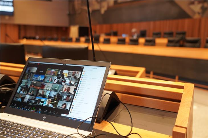 Von Entlastung, aber noch keiner Entwarnung beim Infektionsgeschehen sprach LH Kompatscher in der heutigen Videokonferenz mit dem Landtags-Fraktionssprecherkollegium. (Foto: Landtag/Martin Werth)