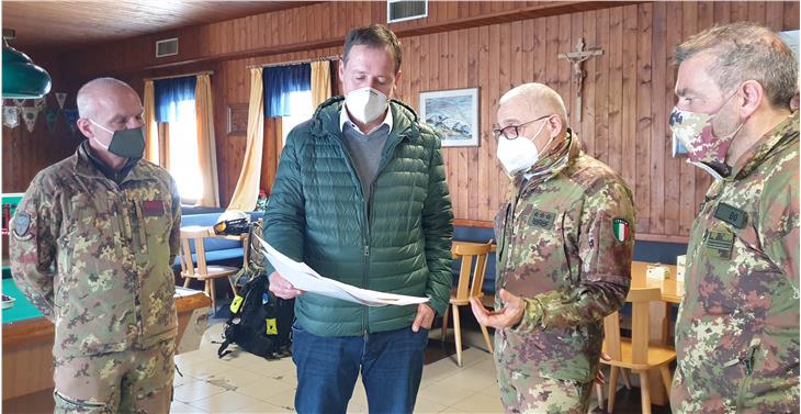 Wohnungen fürs Heer: LR Bessone (l.) mit General Claudio Berto (2.v.r.) beim Lokalaugenschein in der "Tempesti-"Kaserne in Corvara. (Foto: LPA/Anna Pitarelli)