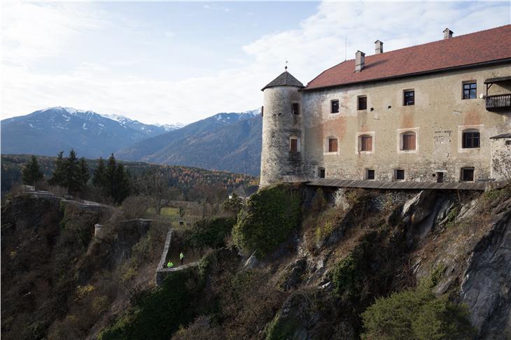 Um ein Abrutschen von brüchigen Bereichen an der südseitigen Felswand von Schloss Rodenegg zu verhindern, beginnt das Landesamt für Wildbachverbauung Ost nun mit Felssicherungsarbeiten. (Foto: LPA/Amt Wildbachverbauung Ost)