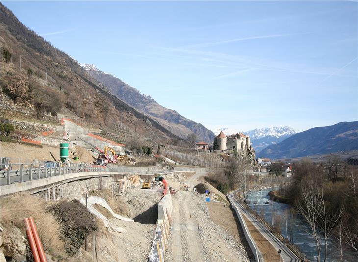 Der technische Beirat soll kritische Punkte, die wesentliche öffentliche Arbeiten verlangsamen, vorbeugend lösen. Im Bild als Beispiel die Umfahrungsstraße Kastelbell. (Foto: LPA/Straßenbau West)