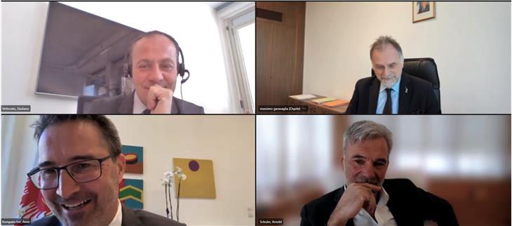 Die heutige Videokonferenz zwischen Mitgliedern der Landesregierung und dem Tourismusminister Garavaglia. (Foto: LPA)