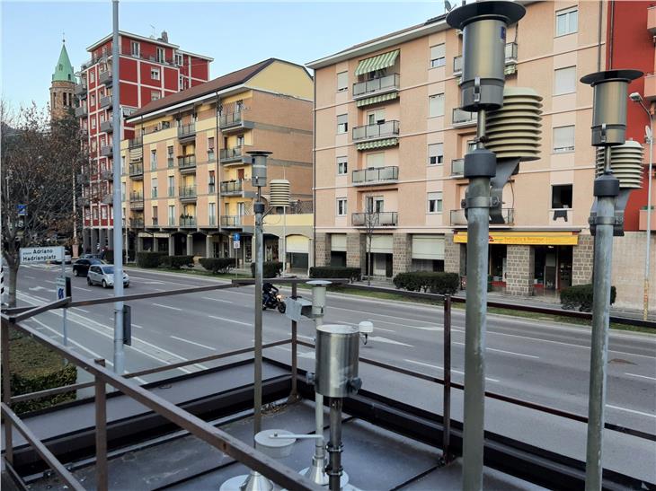 Mit einem Netz an fixen und mobilen Mess-Stationen - im Bild jene am Hadrianplatz in Bozen - erhebt die Landesagentur für Umwelt und Klimaschutz die Luftqualitätsdaten. (Foto: LPA/Nadia Franzoi)