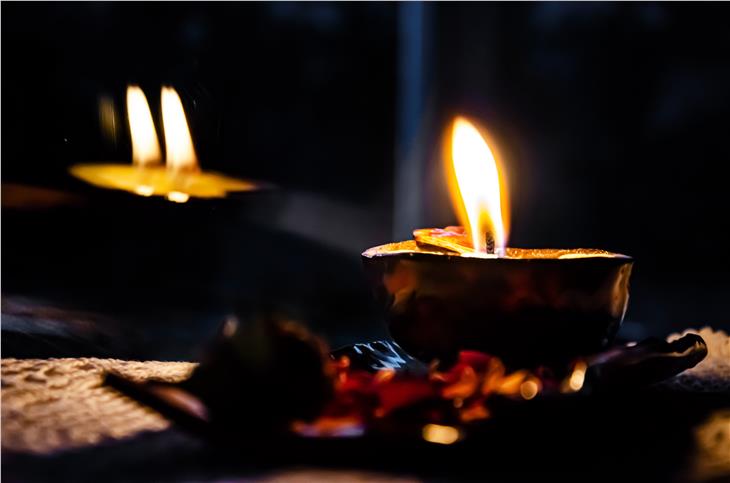 Um 19 Uhr eine Kerze ins Fenster stellen und damit an die Corona-Verstorbenen erinnern: Ein kollektiver Gedenkmoment für die Verstorbenen der Corona-Pandemie. (Foto: LPA/Greta Stuefer)