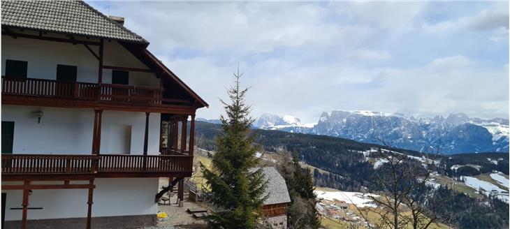 Um weiteren Schaden abzuwenden, soll die Villa Delugg in Oberinn vor Vandalenakten gesichert werden. (Foto: LPA/Landesamt für Bauerhaltung)