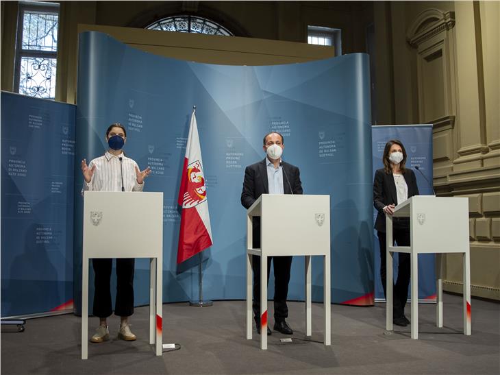 Haben heute das Projekt "Breathe!" vorgestellt (v.l.): Anna Bernard (Outbox), LR Vettorato, Francesca Tosolini (Wobi). (Foto: LPA/Fabio Brucculeri)