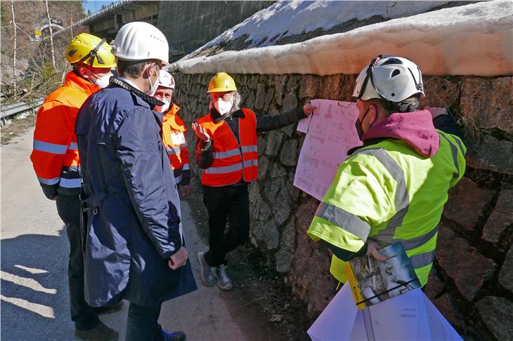 Lokalaugenschein der Techniker und Planer zusammen mit Mobilitätslandesrat Daniel Alfreider für die Sanierung der Brücke auf der Brennerstaatsstraße in der Nähe der Abzweigung "Stegschmied". (Foto: LPA/Ingo Dejaco)