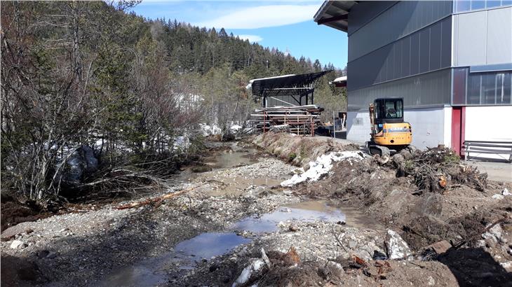 In der Toblacher Handwerkerzone hat das Amt für Wildbachverbauung Ost mit den Bauarbeiten in der Rienz begonnen, dafür wurde das Wasser umgeleitet. (Foto: LPA/Landesamt für Wildbach- und Lawinenverbauung Ost)