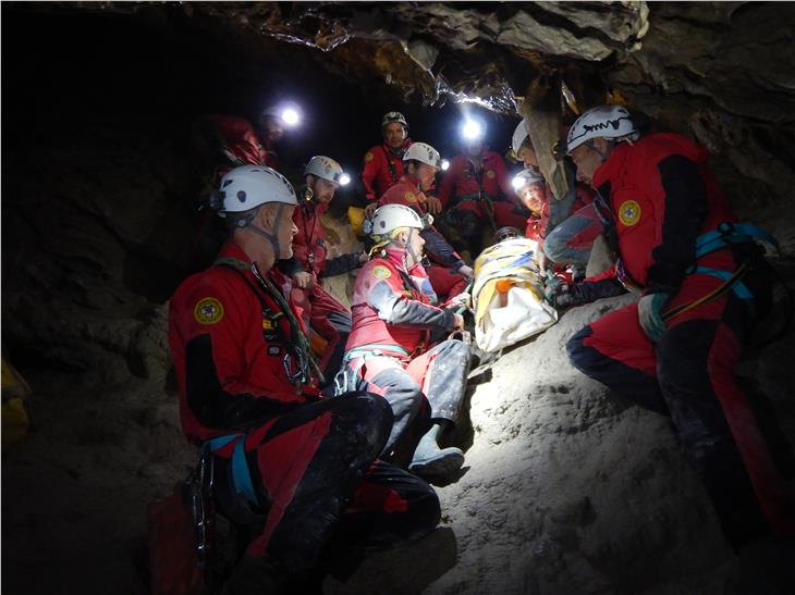 Neben Unfällen bei Wanderungen oder im Hochgebirge zählen auch Unfälle in Seilgärten oder in Höhlen zu den Einsätzen der Bergrettungsorganisationen, im Bild: Südtiroler Berg- und Höhlenrettung (Foto: CNSAS)
