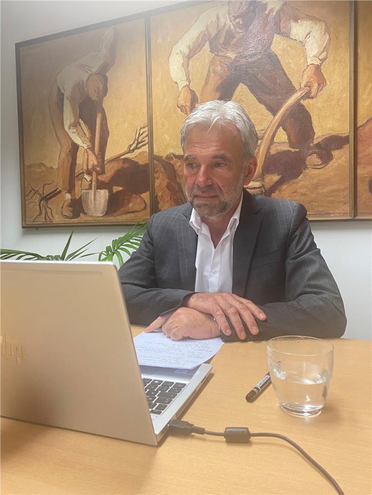 LR Schuler im gestrigen Webinar: "Pflanzliche Anbauweise ist in vielen Berggebieten wegen des Klimas nicht möglich - Viehhaltung ist dort eiffizient und wichtig für die Landschaft." (Foto: LPA/Noemi Prinoth)