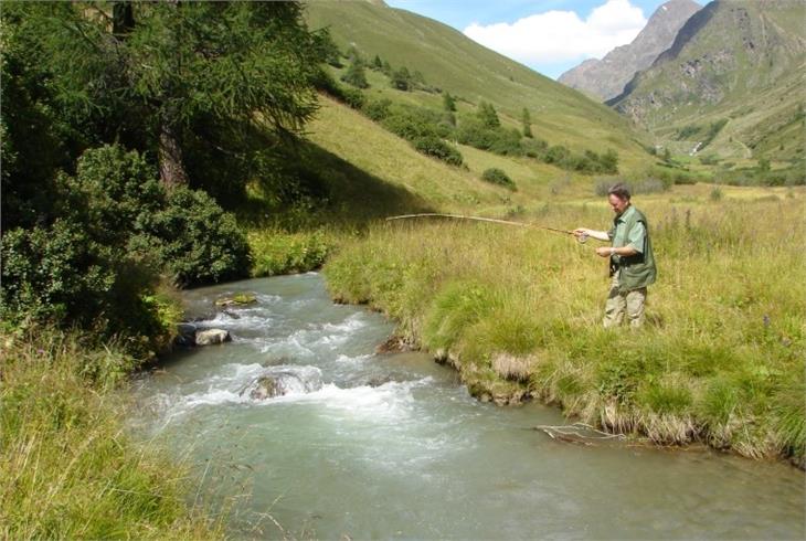 Über 380 Kandidatinnen und Kandidaten wollen in Zukunft in Südtirol fischen und können im Mai zur Fischerprüfung antreten. (Foto: LPA/Landesamt für Jagd und Fischerei)