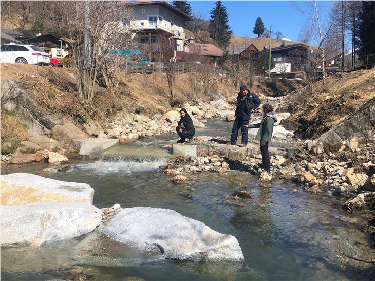 Baustelle am Antholzerbach (v.li.): Baustellenleiterin Horak, Vorarbeiter Moling und der Limnologe der Wildbachverbauung Peter Hecher, zuständig für Flussraummanagement und Fließgewässerentwicklung (Foto: LPA/Amt Wildbachverbauung Ost)