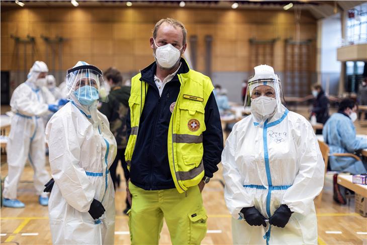 LH Kompatscher: "Leistungsträger arbeiten auf vielen Ebenen mit viel Einsatz zusammen, um der Corona-Pandemie entschieden entgegenzutreten. Das verdient Dank und verleiht Hoffnung." (Foto: LPA/Ivo Corrà)