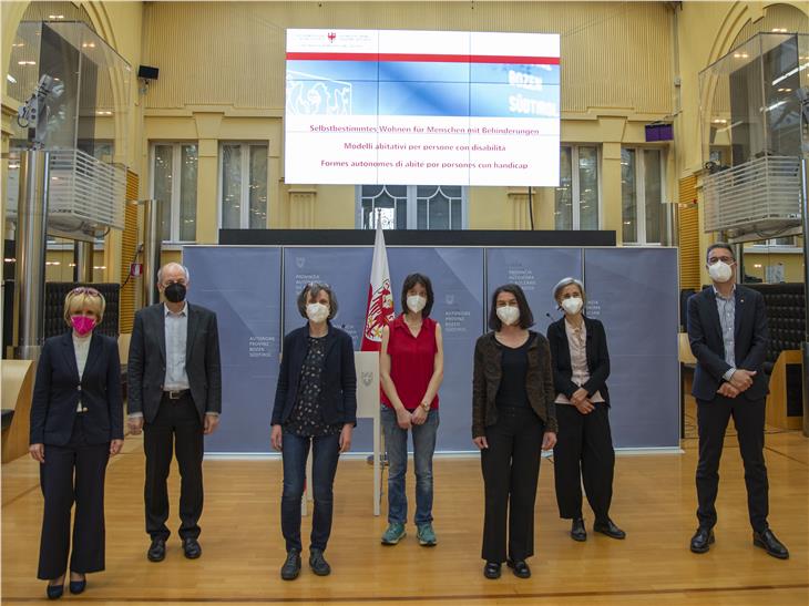 Haben heute die Richtlinien vorgestellt (v.l.): LRin Deeg, Wolfgang Obwexer, Ute Gebert, Karin Pfeifer, Johanna Marsoner, Franca Marchetto und LH Kompatscher (Foto: LPA/Fabio Brucculeri)