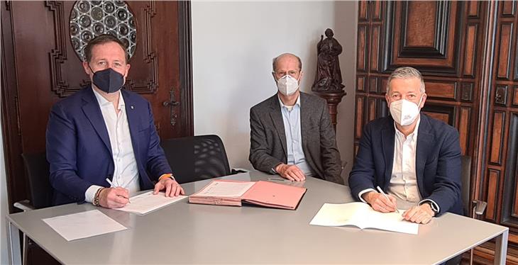 Das Land übernimmt die Musikschule "Am Priel" in Brixen kostenlos von der Gemeinde: LR  Bessone (links) und der Brixner Bürgermeister Brunner (rechts) haben die Konvention dazu unterzeichnet. (Foto: LPA)