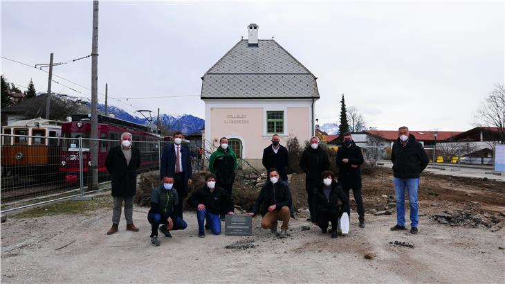 Auf Lokalaugenschein am Bahnhofsvorplatz in Klobenstein: Kurt Prast, Joachim Dejaco, LR Daniel Alfreider, Matteo Cau, Markus Untermarzoner, Hubert Mayr, BM Paul Lintner, Roland Baldi, Rita Hermeter, Massimiliano Valle und Vize-BM Erich Rottensteiner