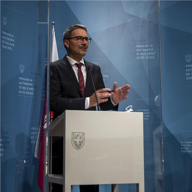 LH Kompatscher mit zwei Forderungen an die italienische Regierung: Ausnahmeregelungen zur Öffnung in Südtirol zulassen und jeden Zweifel zum breiten Testprogramm ausräumen. (Foto: LPA/Fabio Brucculeri)