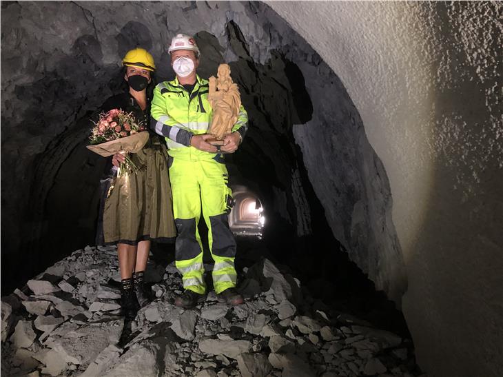 Tunnelpatin Margot Harasser und Polier Gottfried Zisser nach der letzten Sprengung im neuen Fluchttunnel für die neue Gadertaler Einfahrt. (Foto: LPA)