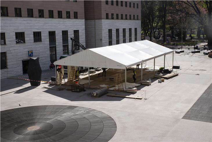 Der Aufbau des Zeltes am Magnago-Platz (Foto: LPA/Barbara Franzelin)