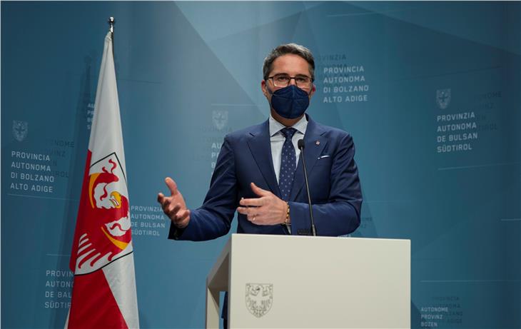 LH Kompatscher: "Dank erfolgreicher Teststrategie und Impfkampagne pochen wir gegenüber Rom auf eine baldige Wiedereröffnung bisher geschlossener Wirtschaftsbereiche und Aktivitäten." (Foto: LPA/Fabio Brucculeri)