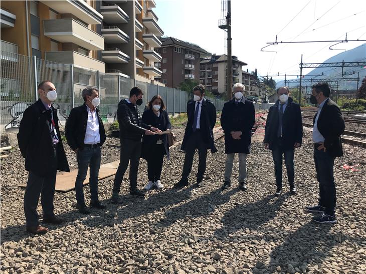 Massimo Chinaglia (RFI), Georg Pichler, Massimiliano Valle (STA), Chiara Rabini (Gemeinde Bozen), LR Daniel Alfreider, BM Renzo Caramaschi, LR Giuliano Vettorato und Joachim Dejaco am Bahnhofsareal in Bozen. (Foto: STA/Margit Perathoner)