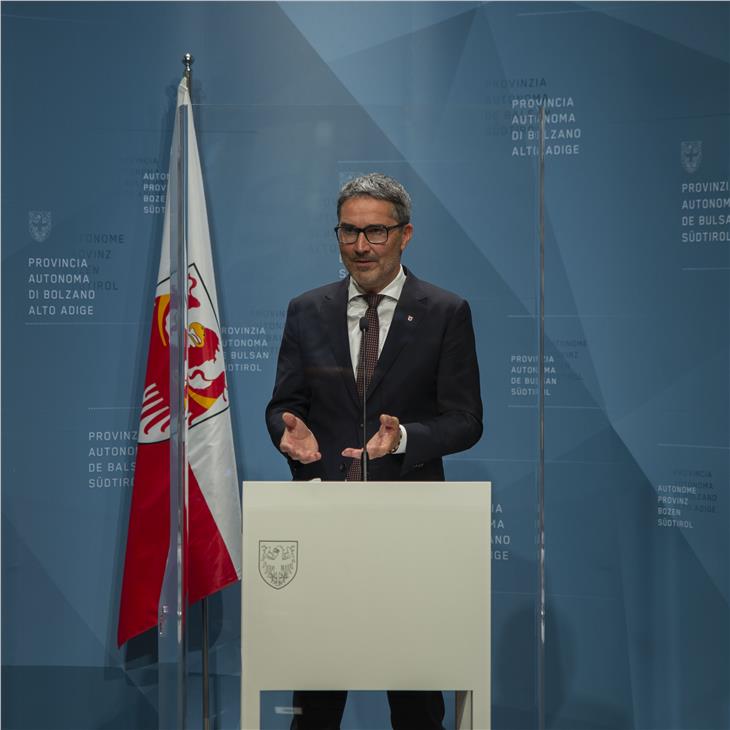 Landeshauptmann Arno Kompatscher hat die Verordnung Nummer 20/2021 unterzeichnet. (Foto: LPA/Fabio Brucculeri)