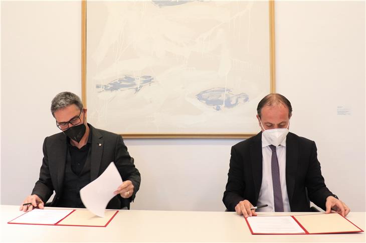 LH Kompatscher und LR Vettorato unterzeichnen den Kooperationsvertrag zum Superbonus 110%. (Foto: LPA/Thomas Laconi)