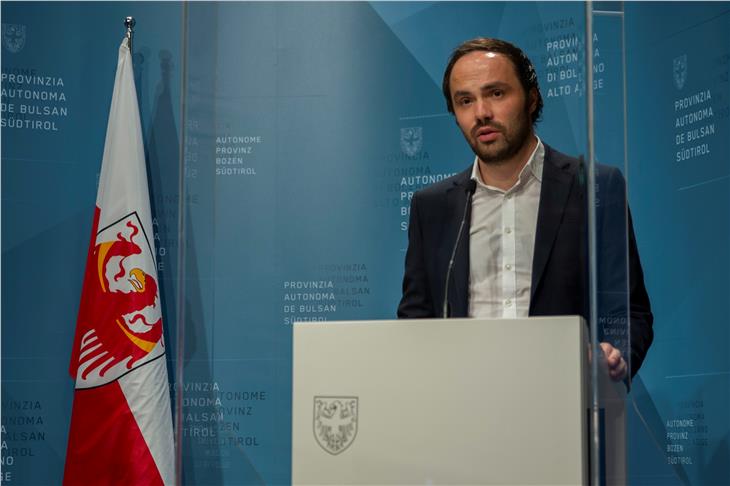 LR Achammer in der heutigen (27. April) Pressekonferenz: "Kernleistungen der Bildungsförderung sichern, dafür Einschnitte bei anderen Leistungen." (Foto: LPA/Fabio Brucculeri)